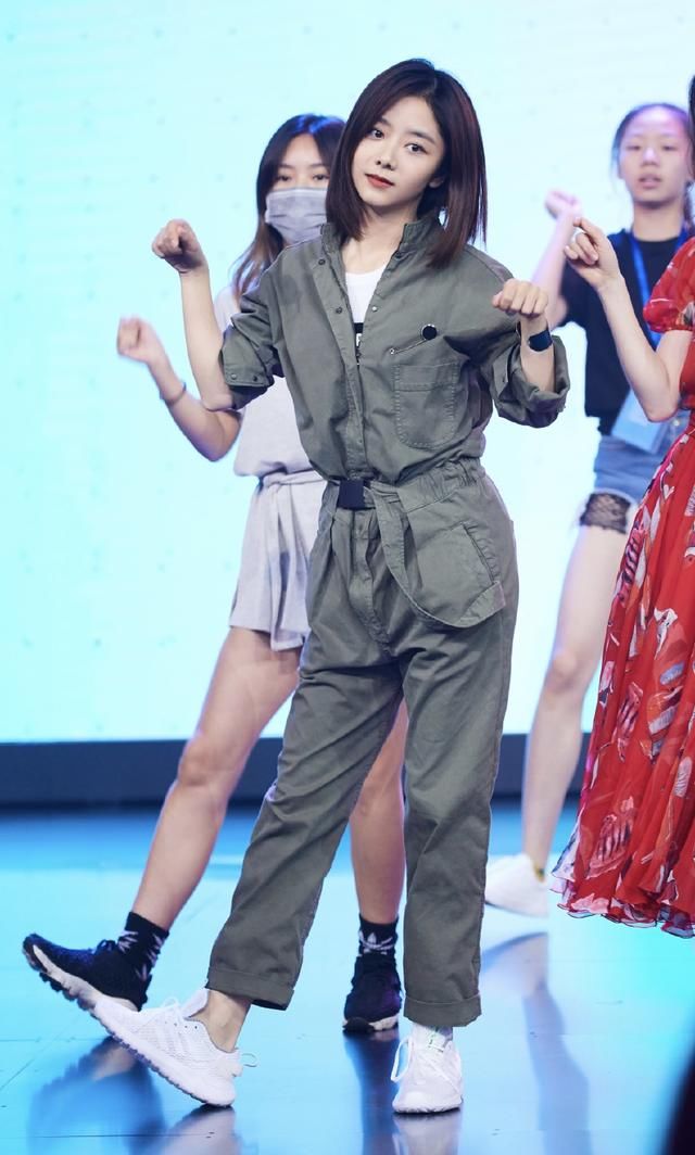 谭松韵蓝色阔腿裤配粉色T恤，28岁嫩回18岁！网友：这发型真抢镜