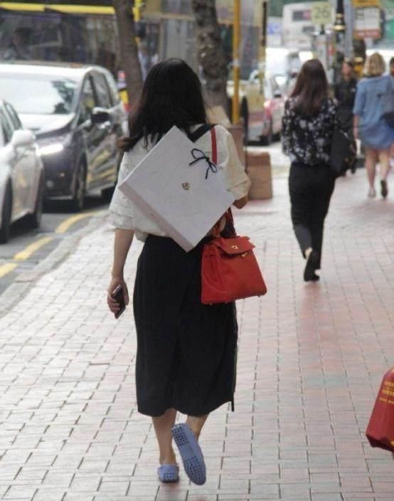 同样嫁入豪门!郭晶晶和徐子淇的街拍，网友:冠军和模特的差距!