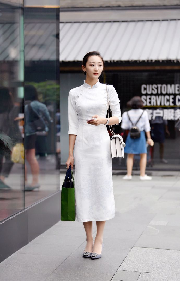  看起来■街拍：清新靓丽的美女，阔腿牛仔裤潇洒帅气，看起来很显腿长