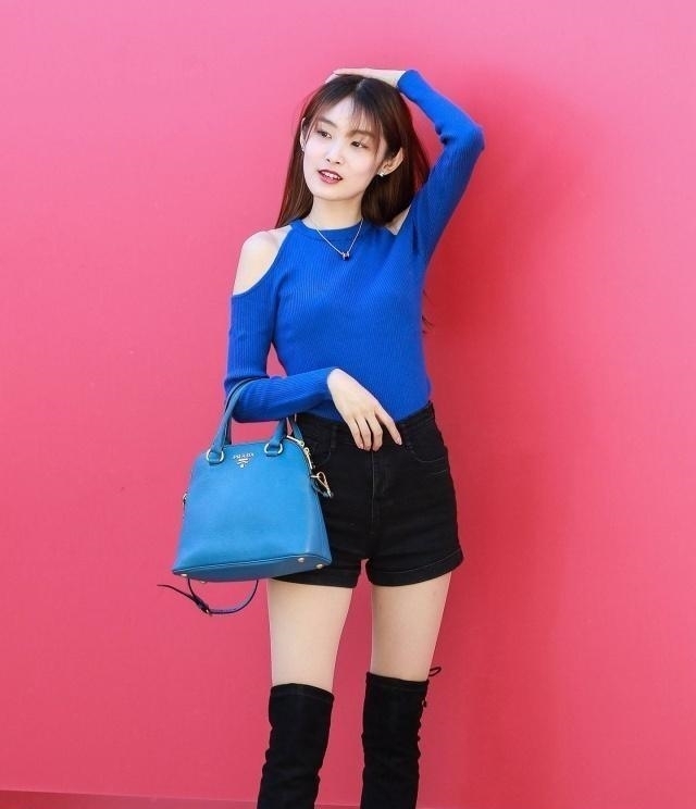 「美女」街拍娇美气质的紧身打底裤美女,优美身姿让人着迷