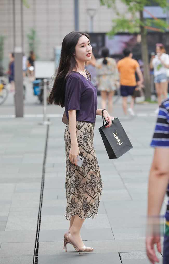  清秀：清秀的穿搭, 迷人的笑容, 让人觉得很舒服