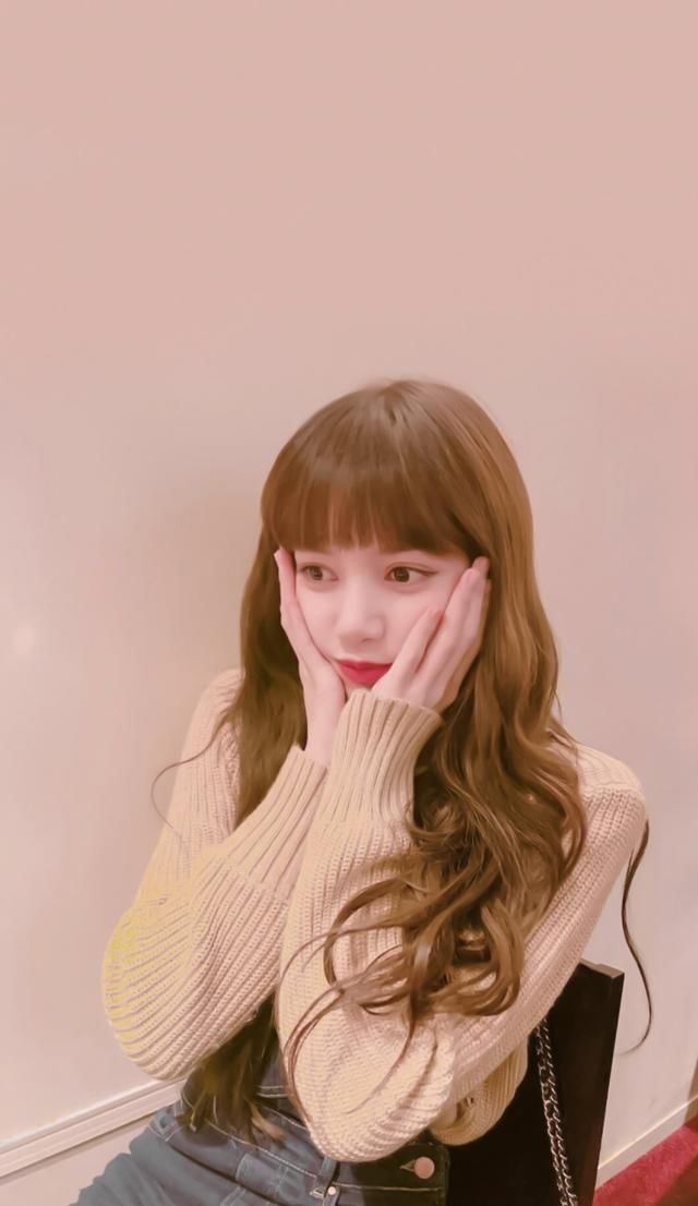  [看起来]人间芭比Lisa的露肤穿搭，细腰长腿完美展现，性感迷人超吸睛