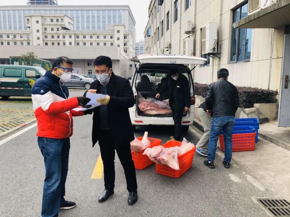  #社区工作人员#现在，武汉的商超都在这样卖菜！