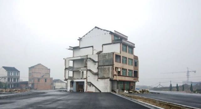 史上最牛钉子户，当初死活不肯搬迁，现如今委屈到睡觉都不安宁！