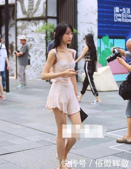  身材：街拍：小姐姐的动作很俏皮，侧拍显得身材是非常不错的