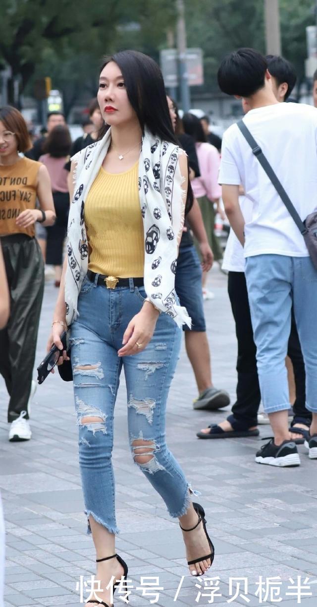 [ 美女]尽显长腿优势，身材棒棒的！，街拍：美女紧身背心搭配短裤