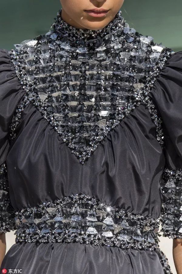 我们在巴黎大皇宫变的书报亭里问了周迅和刘雯一些小秘密……