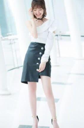 35岁的吴昕与30岁的毛晓彤，同穿露肩装，网友：差距一目了然