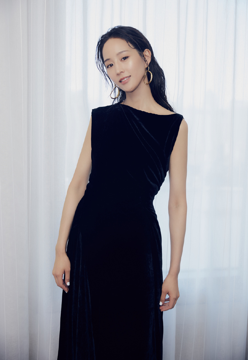 张钧甯胆真大！胸前只用一块布遮着，网友：你确定不会走光吗？