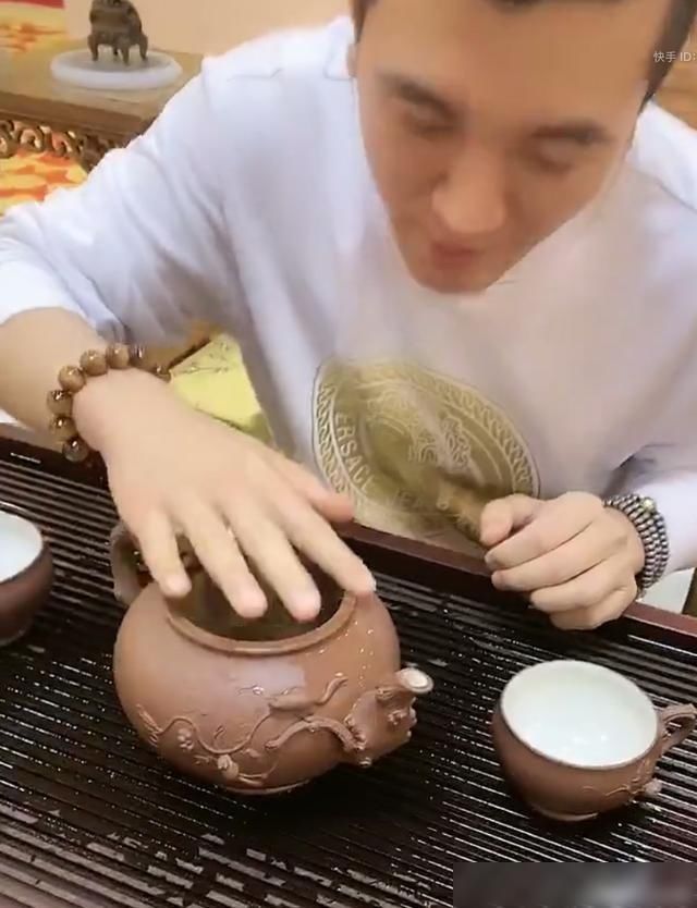  『茶壶』黄圣依老公杨子直播“翻车”，用价值近亿元茶壶喝茶险些打碎
