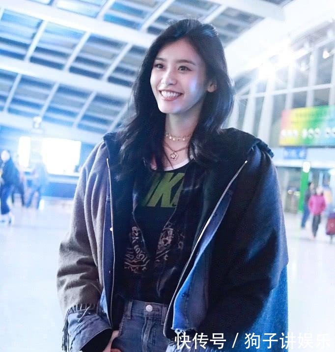 奚梦瑶胆真大! 在牛仔外套穿披肩, 网友: 个子高就是敢穿!