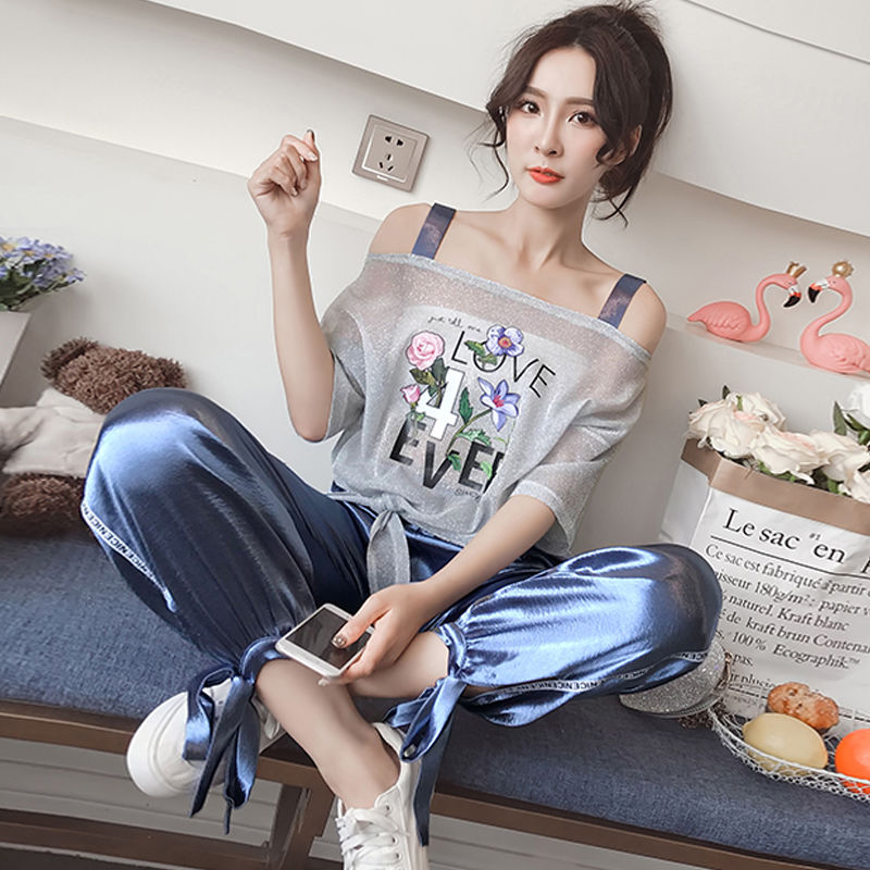 老婆换掉裙子还真更显嫩美,这样的休闲套装,惹的路人一步三回头