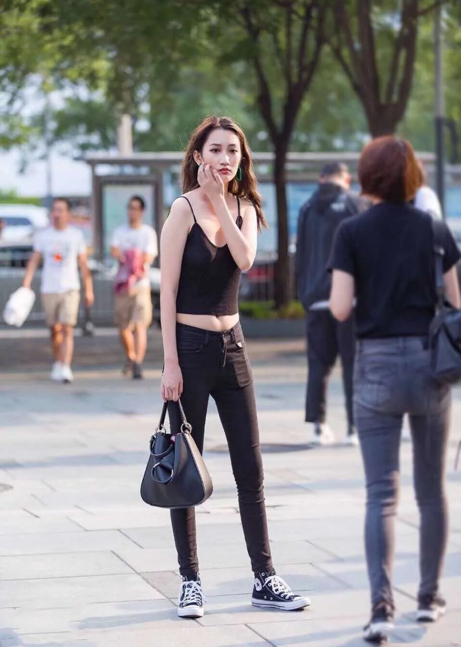 气质小姐姐吊带背心秀身材，小巧的服饰充满不羁的韵味