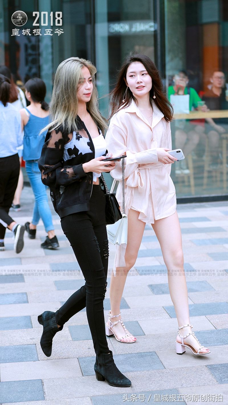 街拍:看上去特别有女人味的穿着搭配，走在街头格外显眼