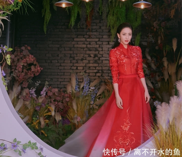 『看起来』佟丽娅犹如画中美人!一袭红裙演绎绝美中国风,36岁这么穿好高级