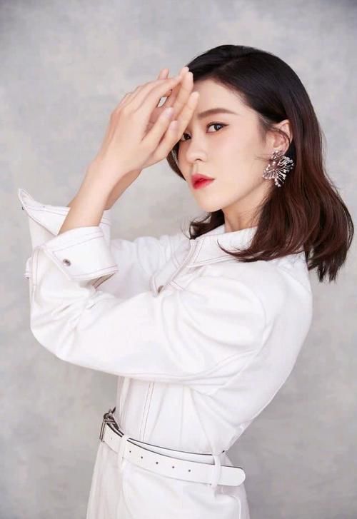 「连衣裙」郁可唯是才华与颜值并存的女子,身穿白色工装裙配短靴,又美又飒