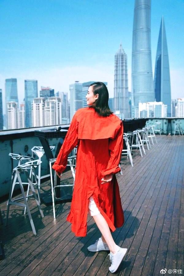 宋佳这气质连女人看了也会心动，学会穿红色美的就是不一样