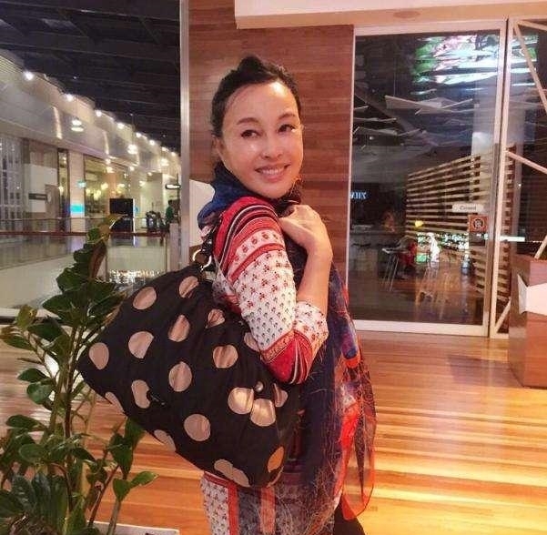 #显得#刘晓庆别装年轻了,脖子上的皱纹真藏不住,怎么看都是老年人!