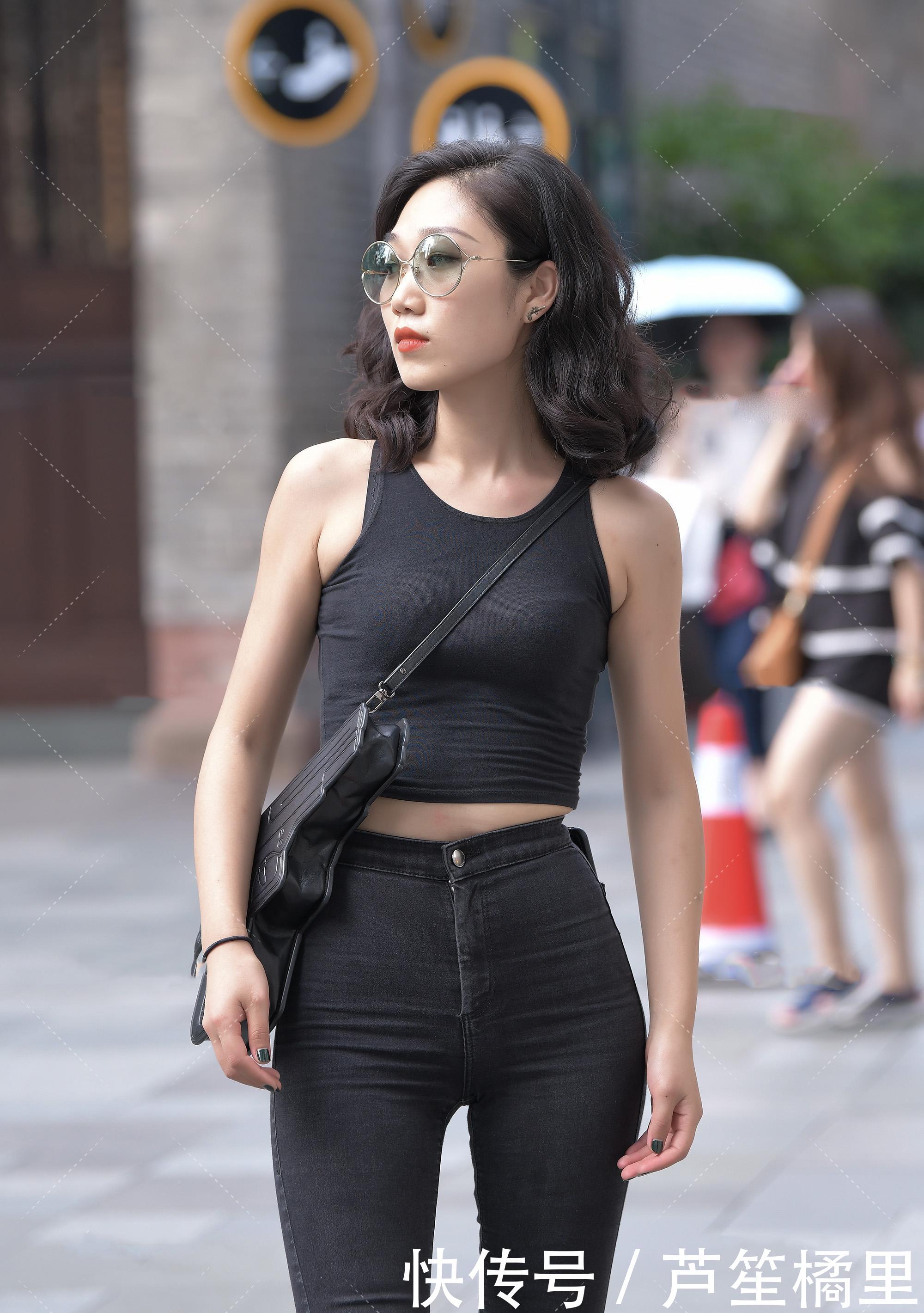 姐姐■儿子玩的“积木”有妙用,姐姐拿来当鞋跟,换俺穿该摔倒了