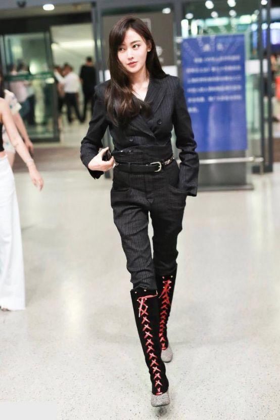 张天爱一身黑装尽显御姐范，但看到她脚上的靴子，我强迫症都犯了