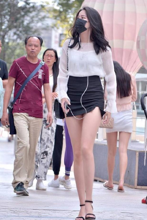 包臀裙很短了,美女还将裙子提的高高的,两个小开叉更显腿长!