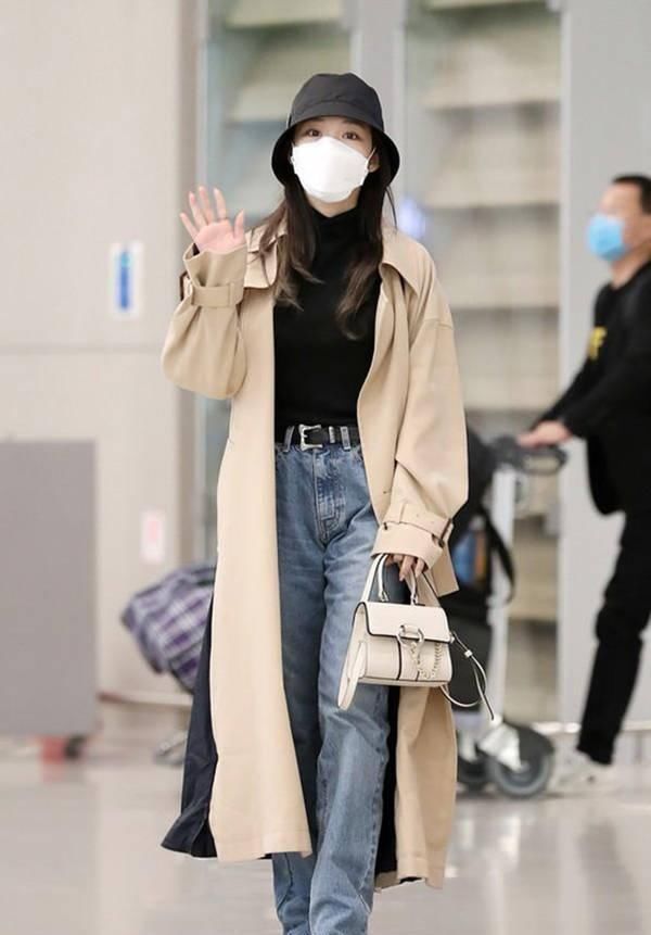  『时髦』快get相同穿搭！阿什丽·罗伯茨假两件大衣超时尚潮流，早春有它就可以了