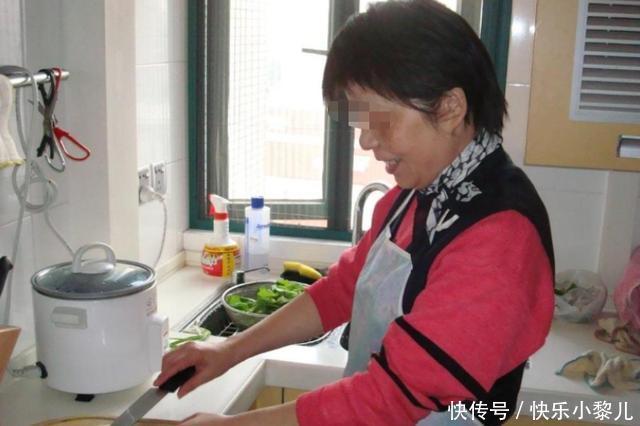  『挑选保姆』保姆带娃后孩子暴瘦15斤，父母看完监控，不责怪反给保姆3万块