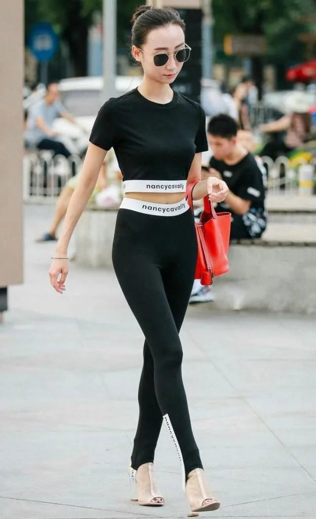 路人街拍，高挑女神比“瑜伽裤”个性多了