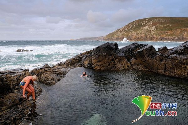 英国废弃矿坑灌满海水变身泳池 成游泳爱好者“打卡”圣地