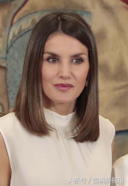西班牙王后亮相，换了新发型变成了这个模样，气质和状态大不一样