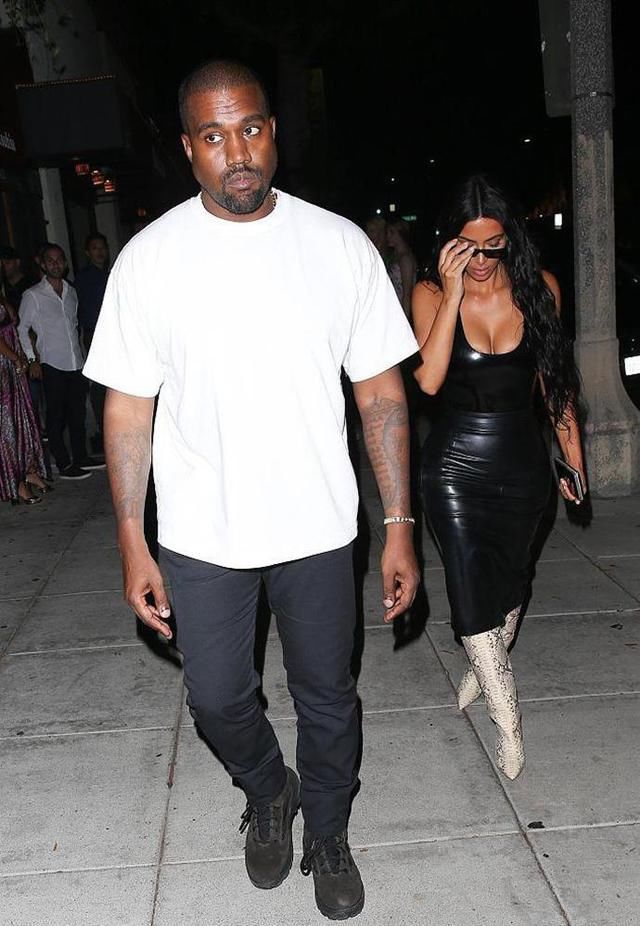 终于相信卡戴珊瘦成108斤了,衣服这么紧她都能穿进去,换双鞋吧