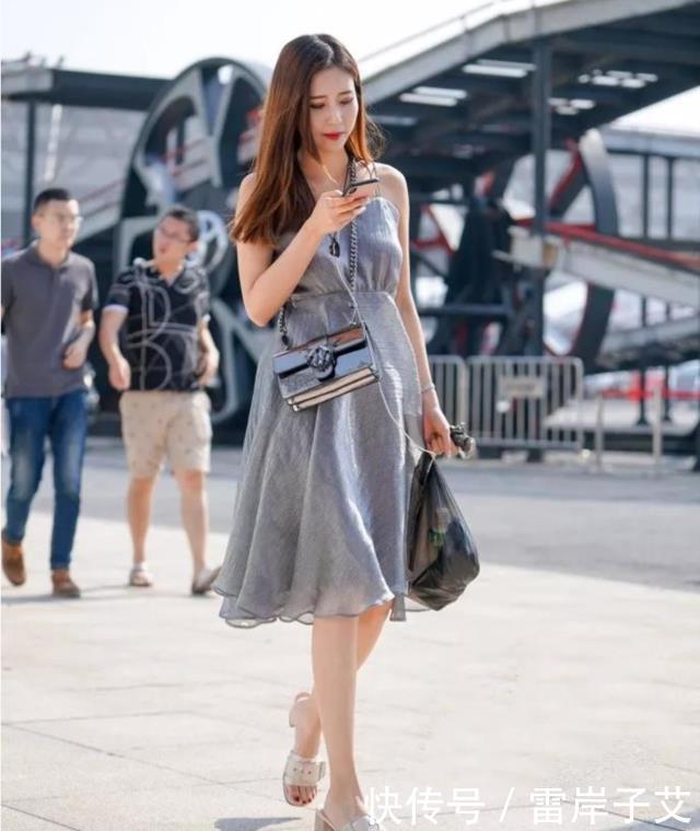 位小姐■街拍:小姐姐长相像明星,走在街上笑容好治愈