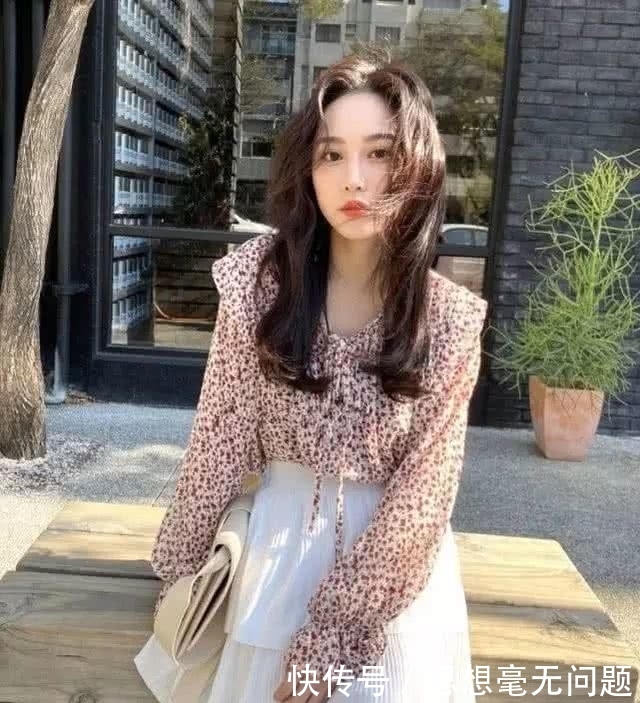  [紧身裤]建议小个子女生：别总穿棉服＋紧身裤，2020流行这样穿很显高