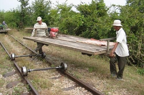 中国游客柬埔寨旅行，目睹“敞篷火车”运行，直呼：太厉害！