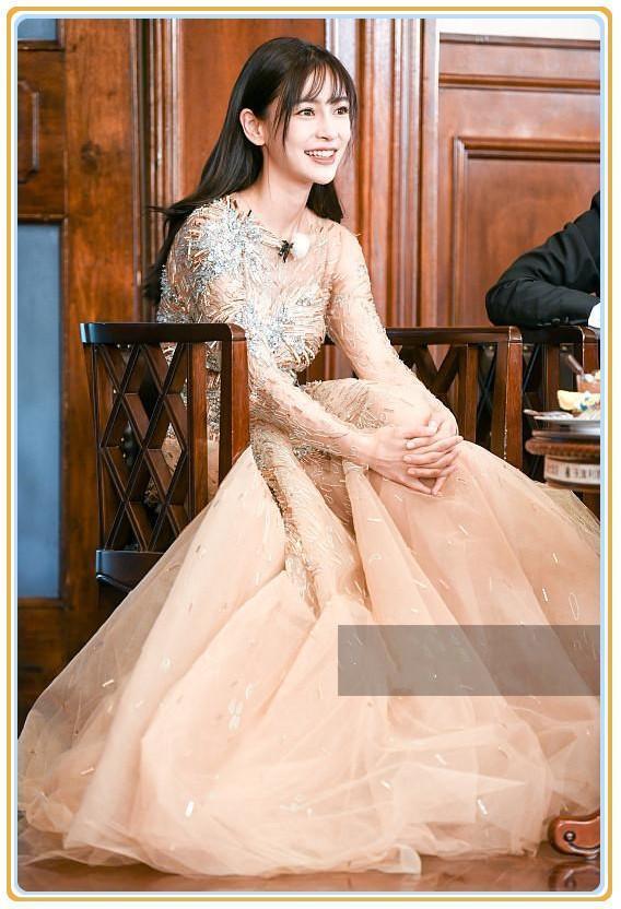 杨颖和昆凌都是模特出身，可同穿裸色裙，身材竟完全不在一个调上