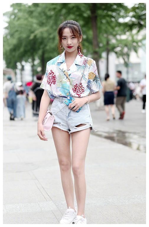街拍:美艳姑娘清凉出行,秀“奶白”长腿,别有一番韵味!