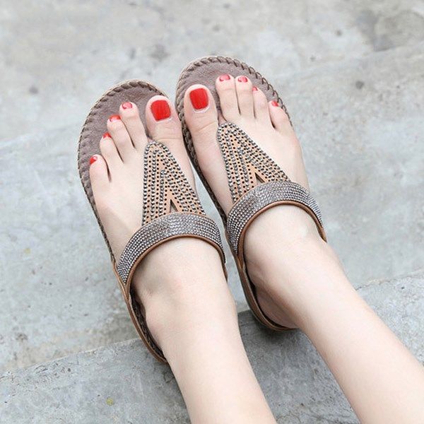 女人尽量少穿高跟鞋!今夏流行的“平底鞋”，超显气质比高跟鞋美