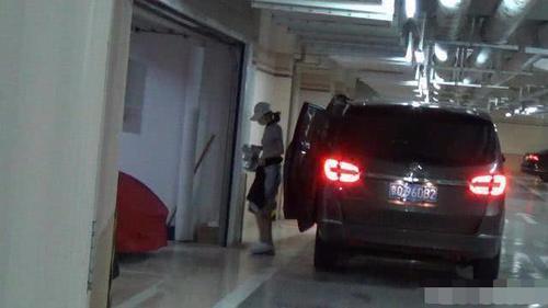 赵丽颖粉色连衣裙亮相，细胳膊细腿细腰，怀孕传言不攻自破