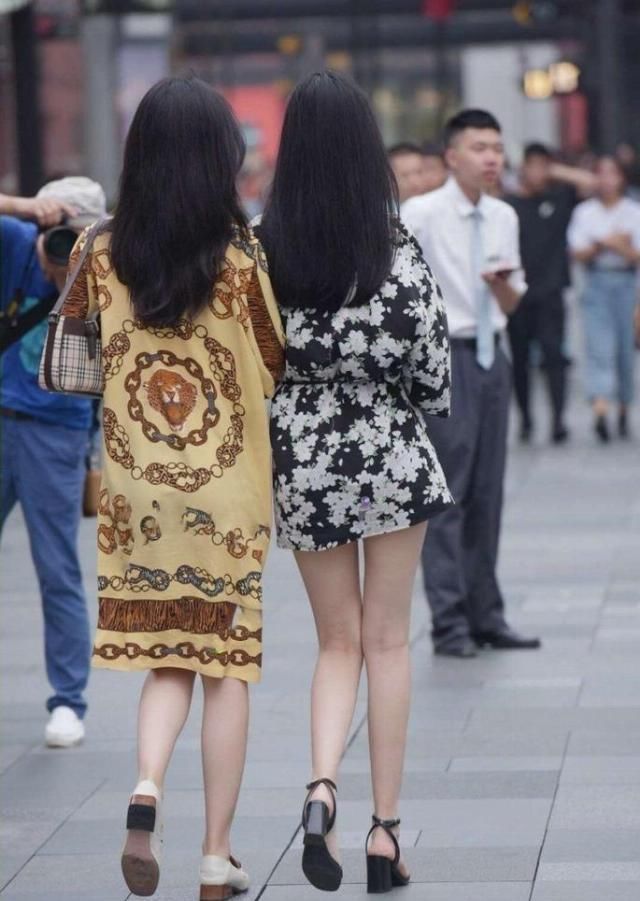 『时尚』街拍:时尚闺蜜,谁是红花,谁是绿叶?