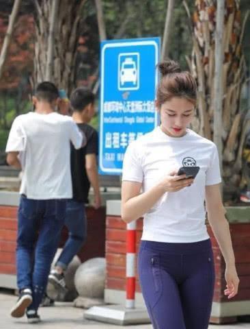 打底裤美女，特别有女人味，街头引起众人围观！