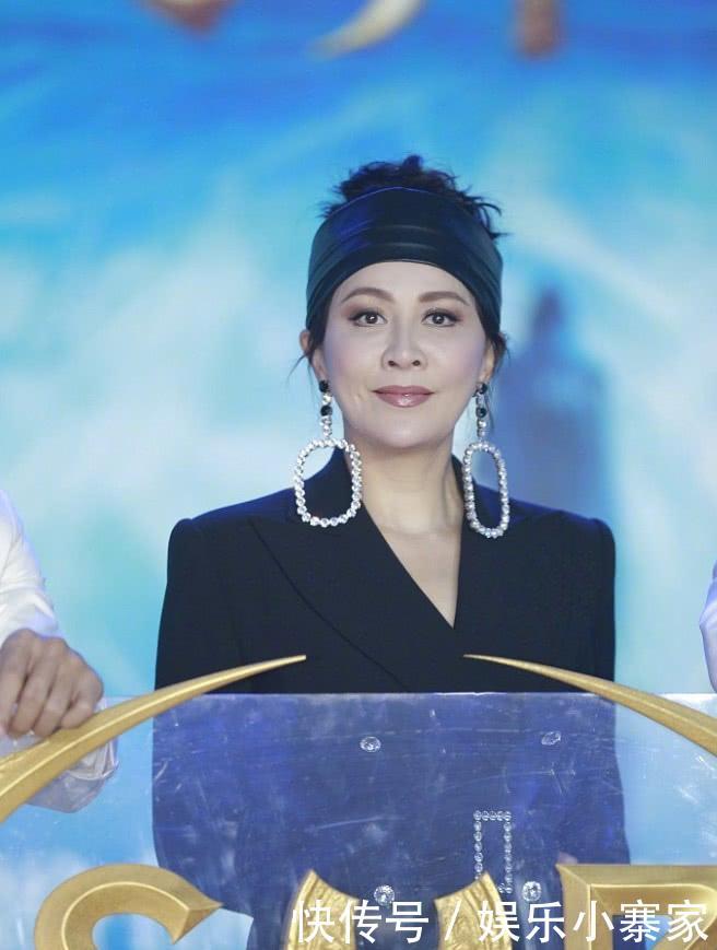 52岁的刘嘉玲梳起了菠萝头，小黑裙下面穿渔网袜，真够任性的！