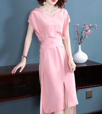 厉害了!45岁小姑逛街竟被人叫小姐姐，只因爱穿这“蜜桃红”裙