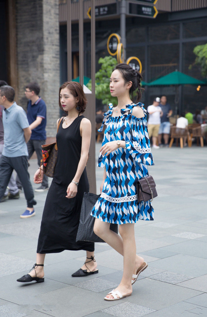 成都街拍，很有设计感的夏日风情，彰显女人味十足