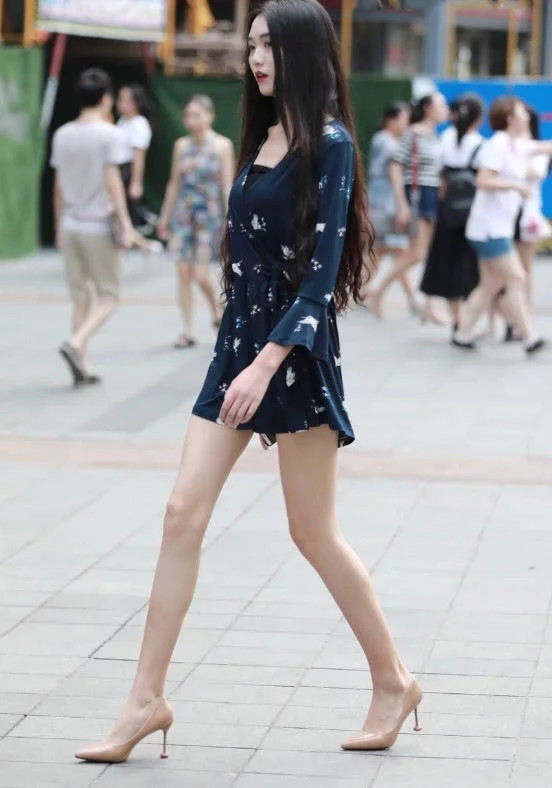 气质小姐姐身穿小短裙出街，天使般的笑容魔鬼身材般的身材