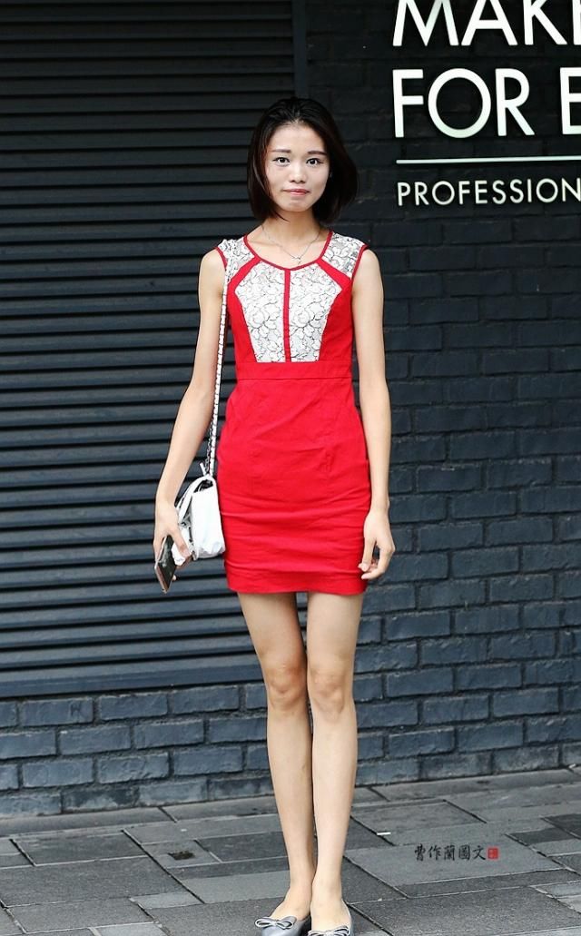  「自信」街拍：对美腿颇有自信的平底鞋美女