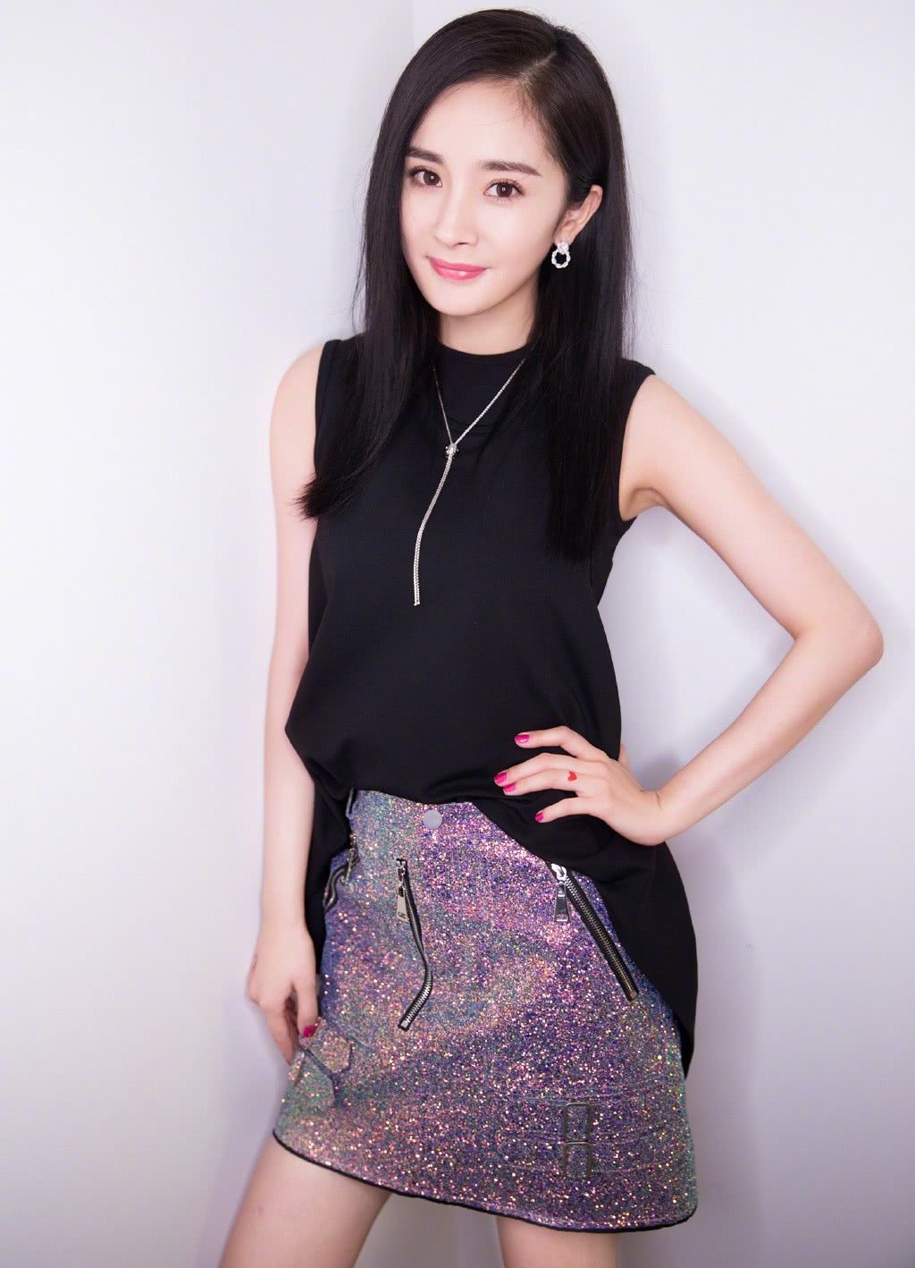 离开精修的杨幂，满脸油光大红唇老态尽显，右脸松弛比左脸大一圈