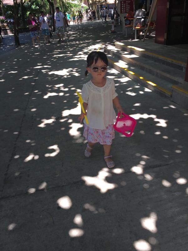 带上两个小宝去三亚旅游,吃三亚的海鲜