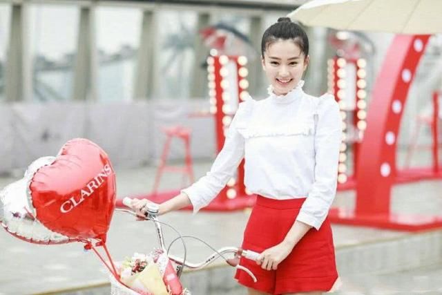 乔欣穿红短裤现身，却被吐槽“油粗短腿”网友：还是穿长裤吧！