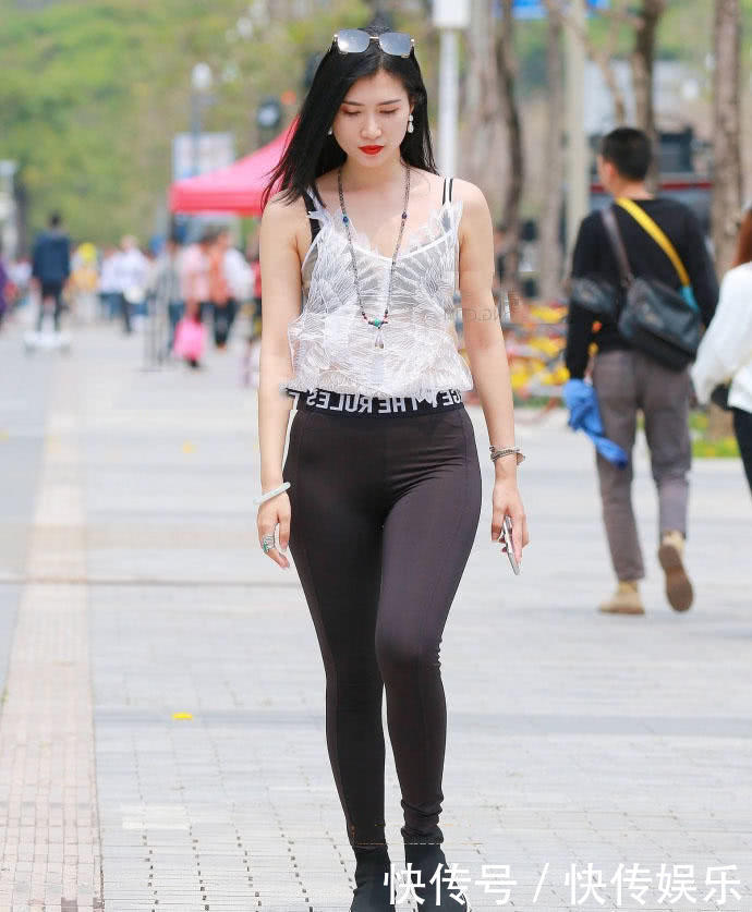 小姐姐穿吊带长得漂亮皮肤白，黑色紧身裤显成熟好身材，笑起来大