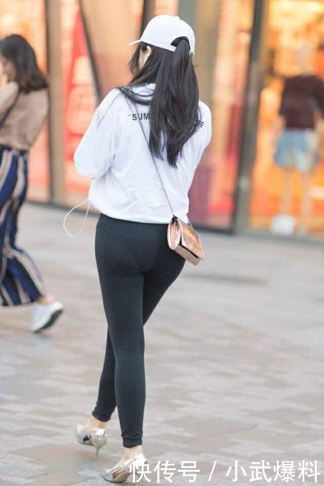 穿紧身打底裤秀街拍，凹出曼妙S型曲线，尽显满满女人味！